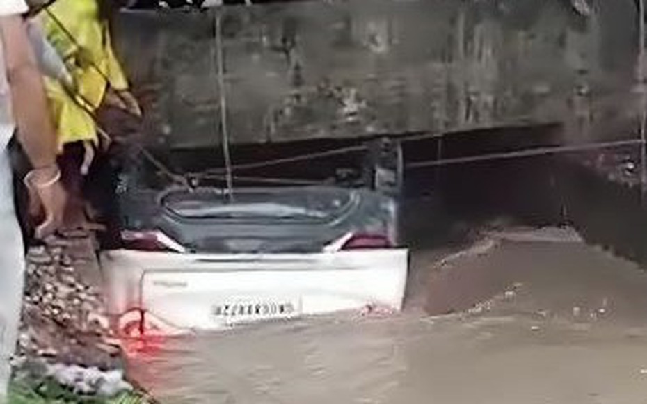 Ô tô rơi xuống kênh, 4 người trong một gia đình tử vong