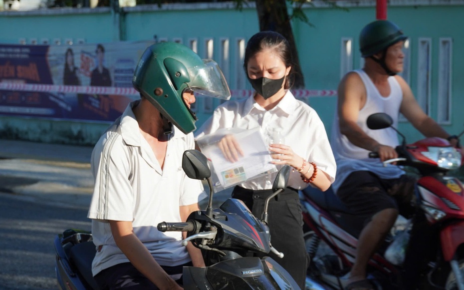 Mùa thi tốt nghiệp THPT 2025 dưới cái nắng như đổ lửa ở Đà Nẵng