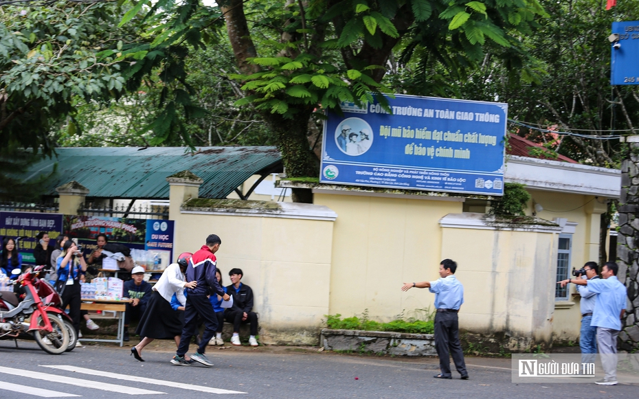 CSGT và giáo viên “hộ tống” thí sinh suýt trễ giờ thi tốt nghiệp THPT