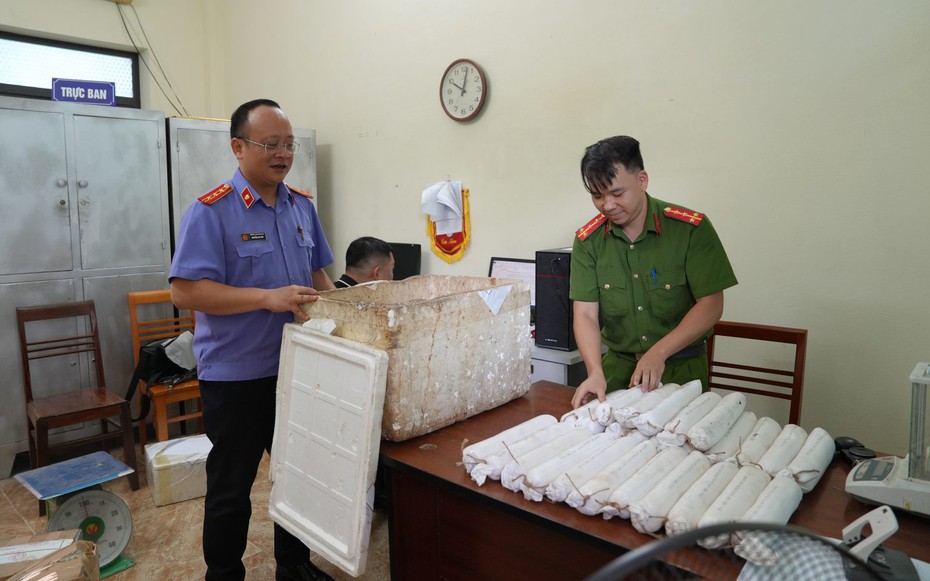 Khởi tố 4 người vụ mua thuốc nổ chế mìn