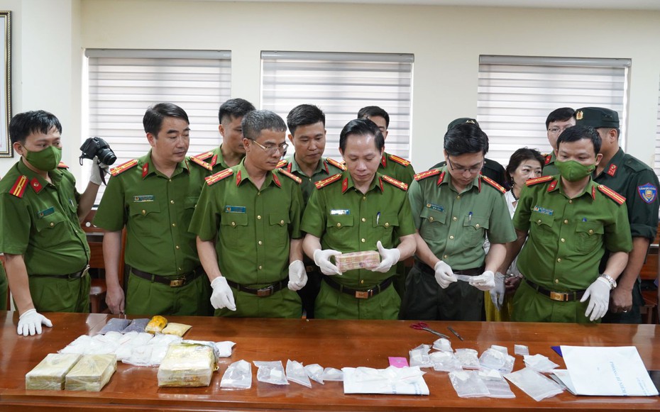 Phá đường dây, thu giữ 5,6kg ma túy và 1 khẩu súng quân dụng