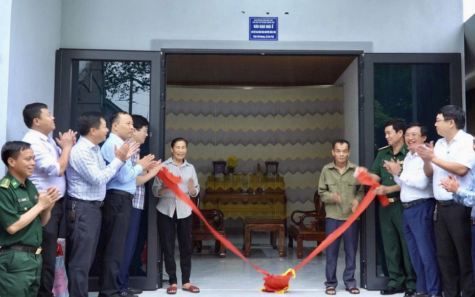 Được xoá nhà tạm, người phụ nữ nghèo ôm con khóc nghẹn