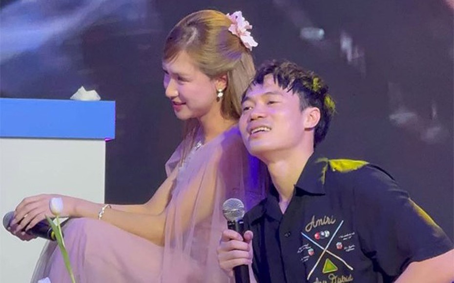 Ca sĩ Hòa Minzy cùng cầu thủ Văn Toàn tái xuất khiến dân tình "đứng ngồi không yên"