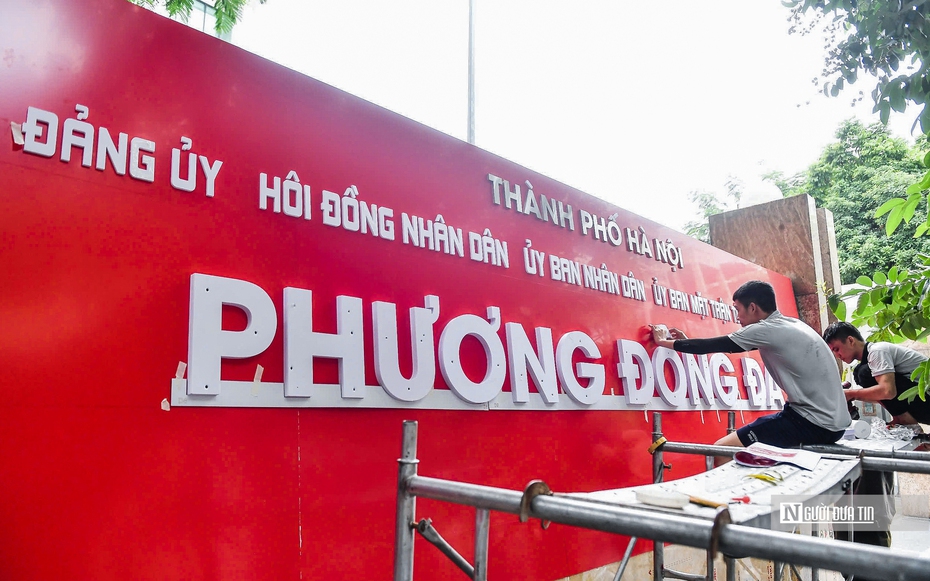 Đồng loạt thay biển trụ sở 126 xã, phường mới ở Hà Nội