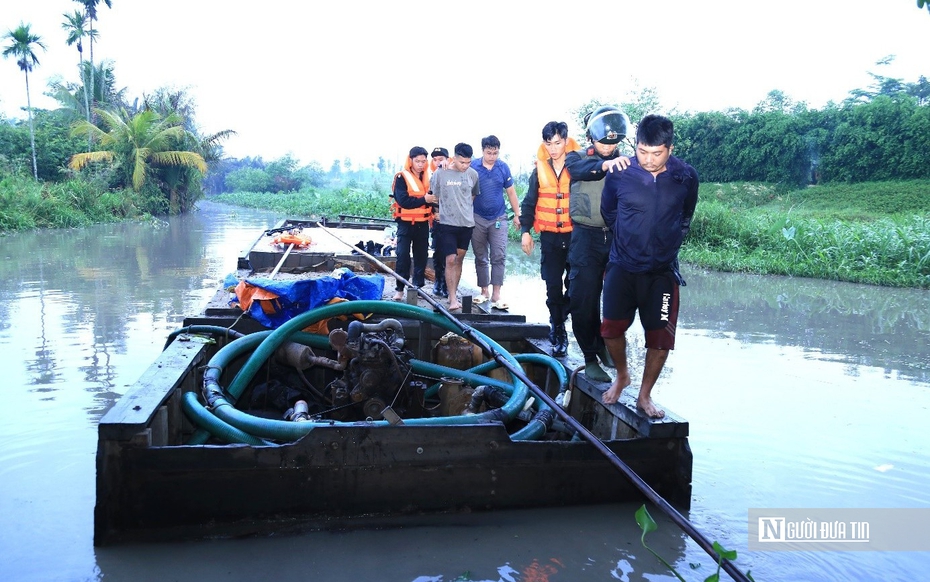 Triệt phá đường dây khai thác cát trái phép trên sông Đồng Nai