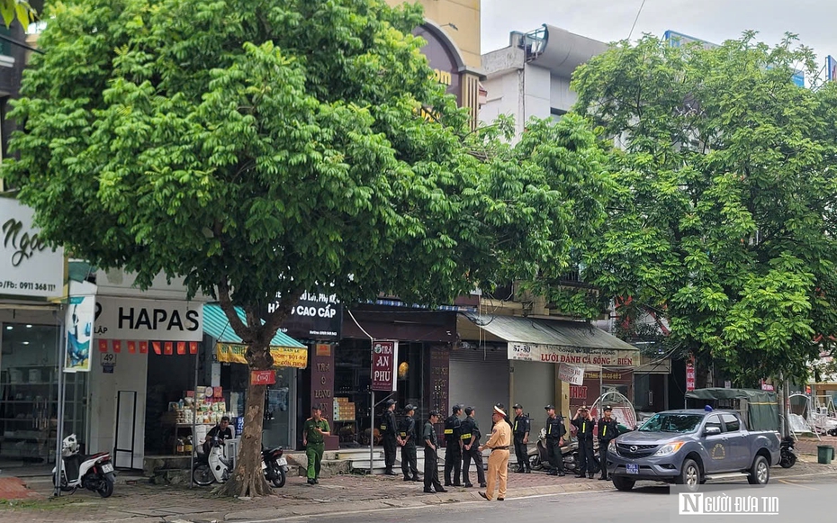 Cảnh sát phong tỏa đường, đồng loạt khám xét nhiều căn nhà ở Thanh Hóa