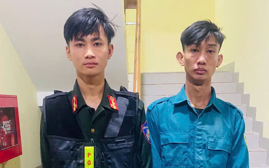 Dàn cảnh kiểm tra giao thông, 2 thanh niên bị bắt khi đang nhận tiền "làm luật"