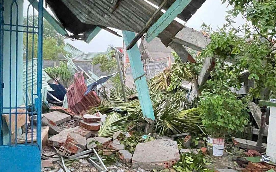 Bế cháu ra sân lấy quần áo, tường bỗng sập khiến 2 bà cháu tử vong