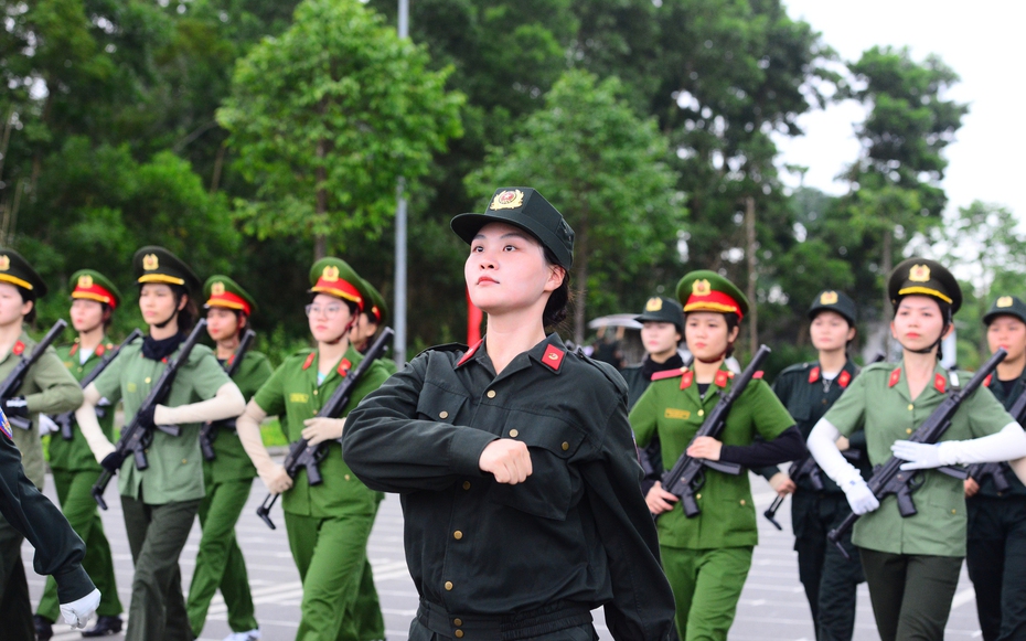 Những “bông hồng thép” miệt mài luyện tập sẵn sàng cho lễ diễu binh A80