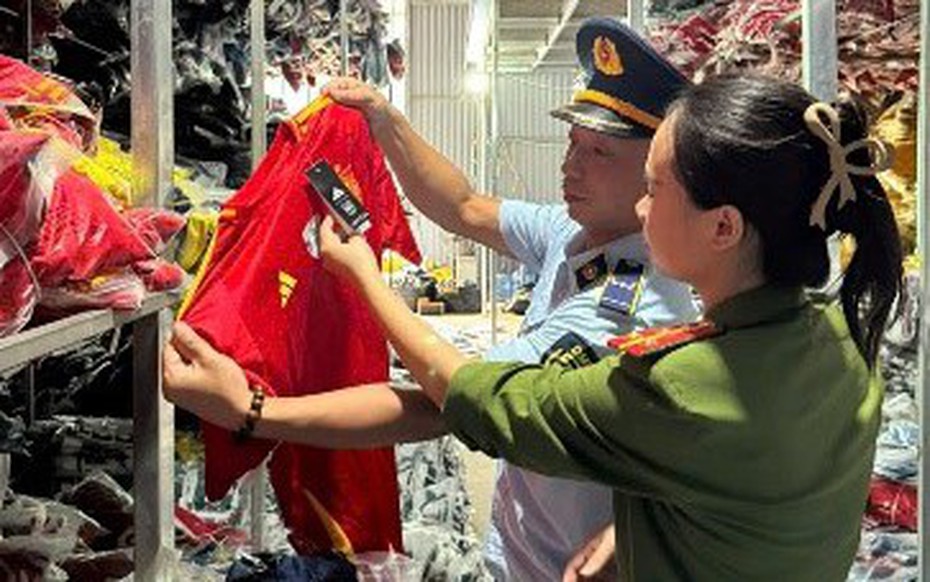Khởi tố chủ kho hàng kinh doanh hơn 35.000 bộ quần áo giả mạo nhãn hiệu nổi tiếng