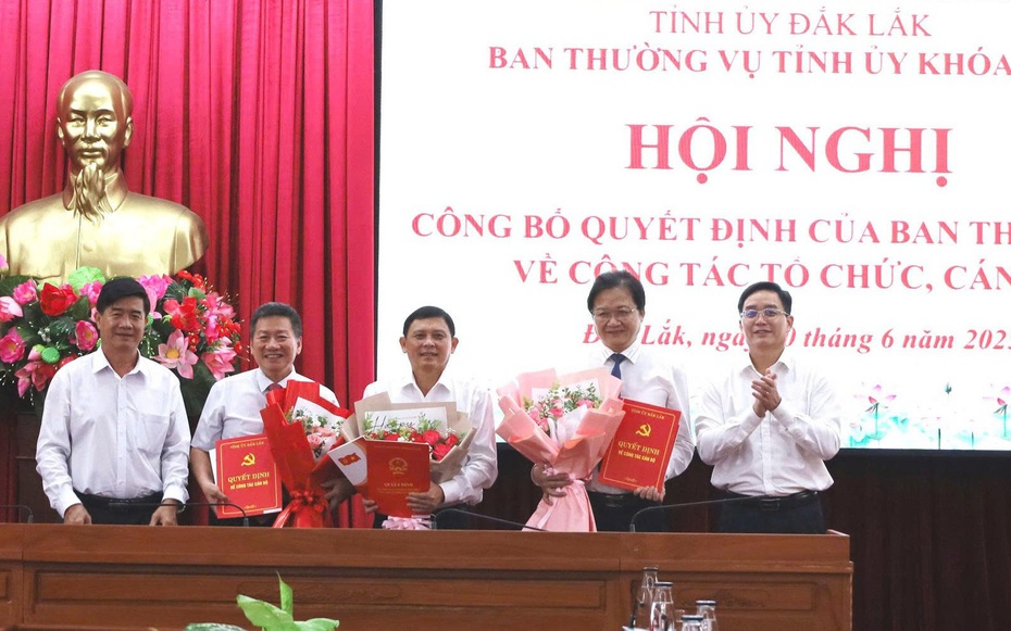 Phó Chủ tịch Thường trực UBND tỉnh Đắk Lắk và 13 cán bộ nghỉ hưu trước tuổi