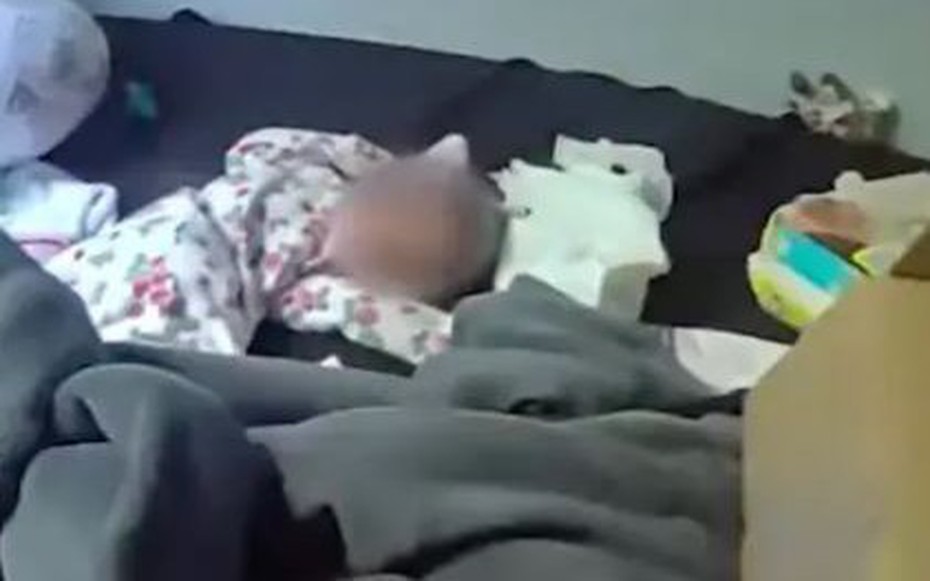 Đột nhập căn nhà đóng kín, sốc nặng khi phát hiện bé sơ sinh hấp hối bên người mẹ đã tử vong