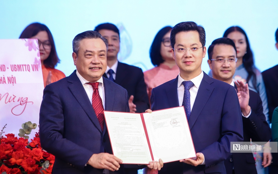 Chủ tịch Hà Nội trao quyết định nhân sự phường mới