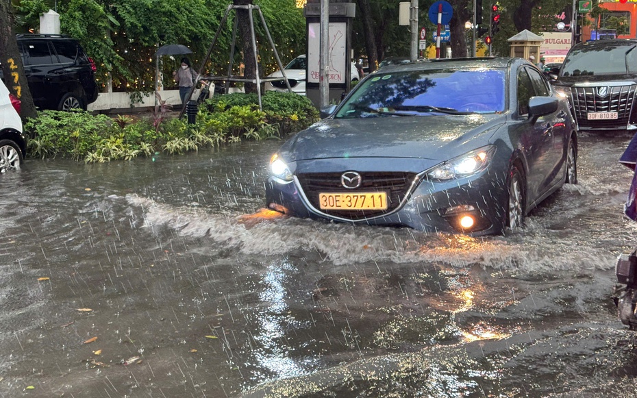 Hà Nội mưa dông mạnh, nhiều tuyến phố ngập úng nặng