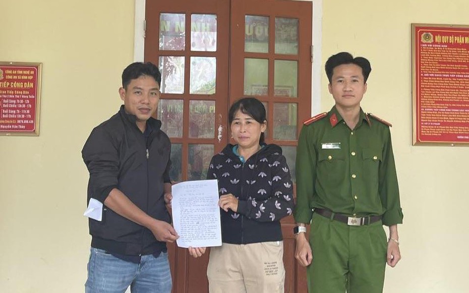 Giao trả gần 1 tỷ đồng cho người chuyển nhầm vào tài khoản ngân hàng