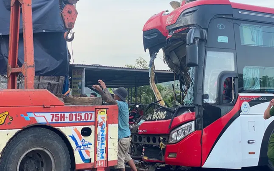 Xe khách tông xe tải đang lùi, phụ xe tử vong và nhiều người bị thương