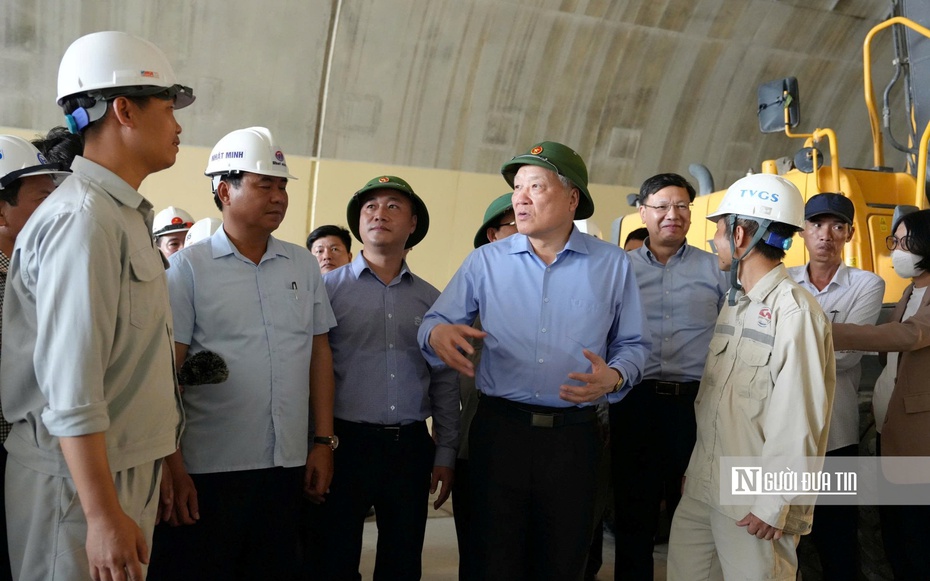 Phó Thủ tướng Thường trực Nguyễn Hòa Bình kiểm tra tiến độ cao tốc Bắc - Nam phía Đông tại Bình Định