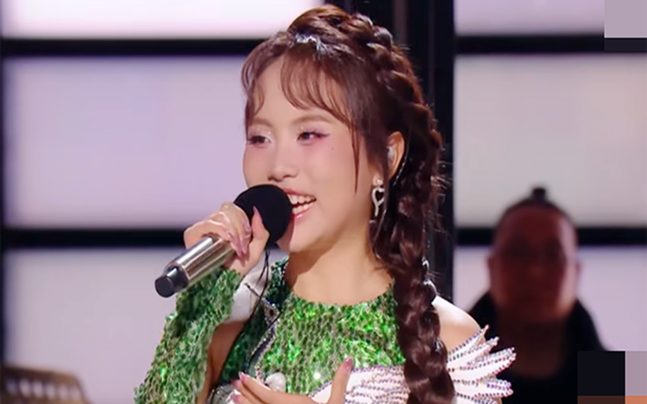 "Cô bé dân ca" Phương Mỹ Chi gây ấn tượng trên show âm nhạc xứ Trung