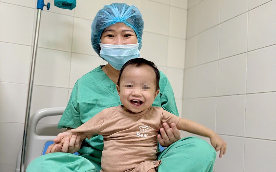 Hành trình hồi sinh ngoạn mục của bé 15 tháng tuổi ghép gan ở Huế