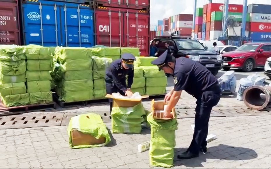 Hải quan bắt giữ 84.000 bao thuốc lá lậu giấu trong bồn  thép xuất lậu đi Canada