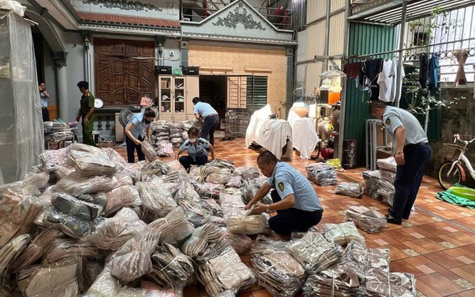 Hà Nội: Phát hiện kho chứa hàng chục nghìn sản phẩm thực phẩm nhập lậu