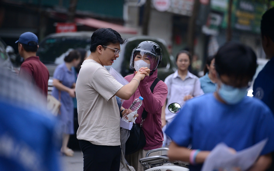 Đề thi, đáp án môn Toán thi vào lớp 10 tại Hà Nội năm 2025