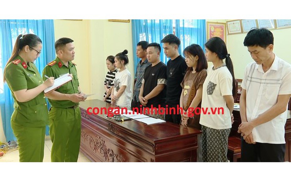 Đột kích quán karaoke, phát hiện ổ “bay lắc” với 8 người dương tính ma túy