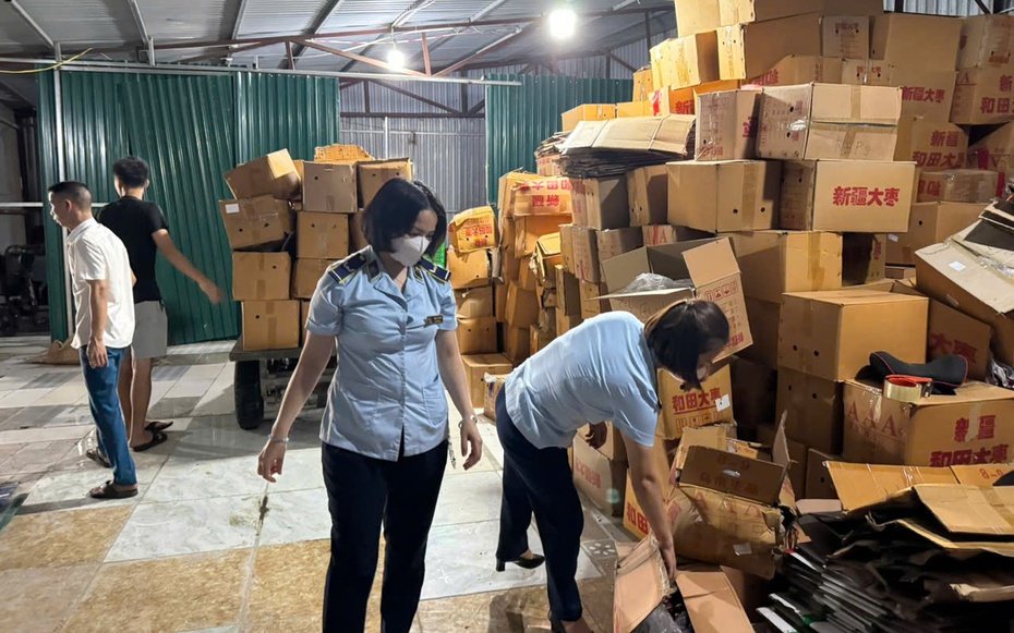 Tạm giữ hơn 4 tấn táo đỏ khô nhập lậu tại Hà Nội