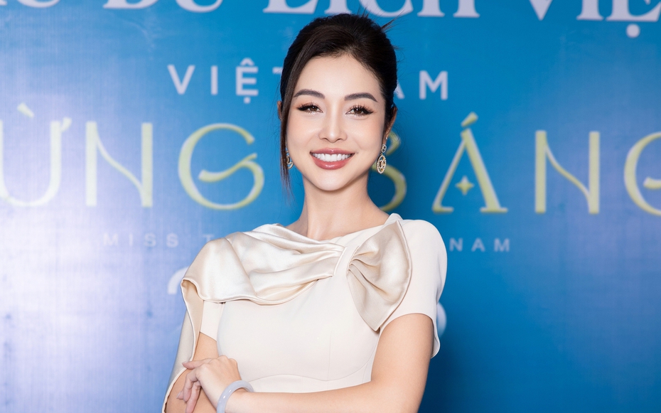 Hoa hậu Jennifer Phạm xinh đẹp, rạng rỡ đảm nhận cương vị mới