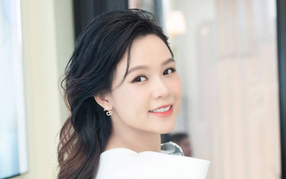 "Hot girl đời đầu" lộ vòng 2 to bất thường, nghi vấn mang bầu lần 2?