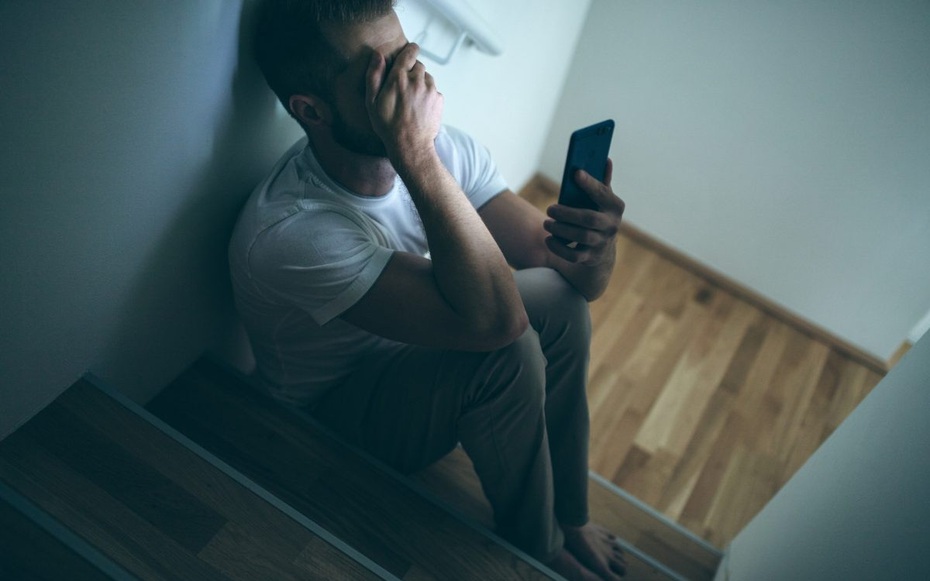 Đang lướt mạng, người đàn ông 30 tuổi bất ngờ phát hiện vợ mình có chồng mới