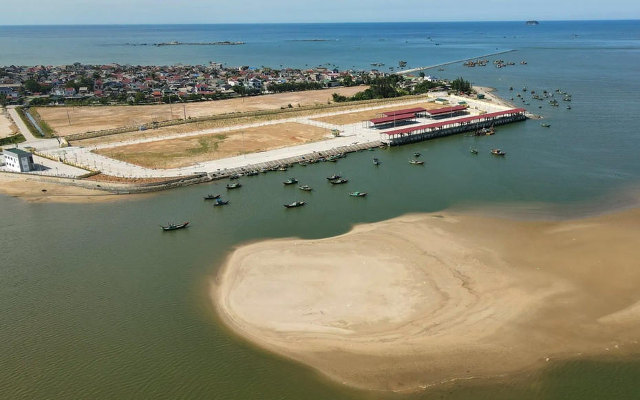 Đầu tư cảng cá nhưng không nạo vét luồng lạch, tàu gặp khó khi vào bờ