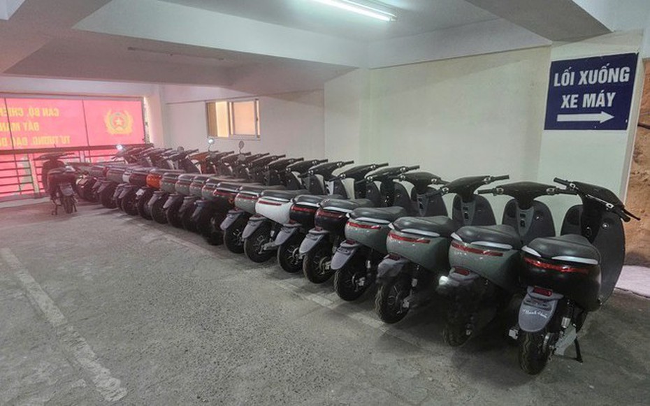 Phá đường dây làm giả xe máy điện “nhái” thương hiệu lớn