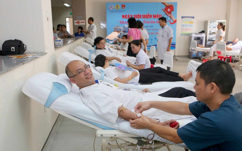 Hàng trăm y bác sĩ Huế xếp hàng hiến máu để cứu người bệnh