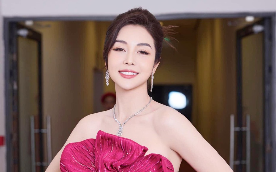 Nhan sắc say lòng người ở tuổi 40 của bà mẹ 4 con Jennifer Phạm