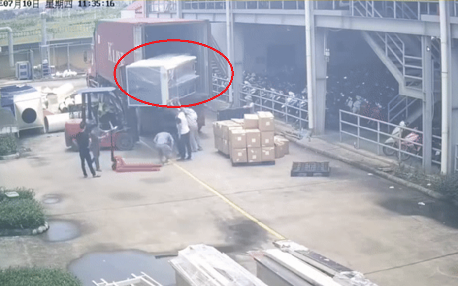 Kiện hàng từ trên xe container rơi xuống đè 2 người thương vong