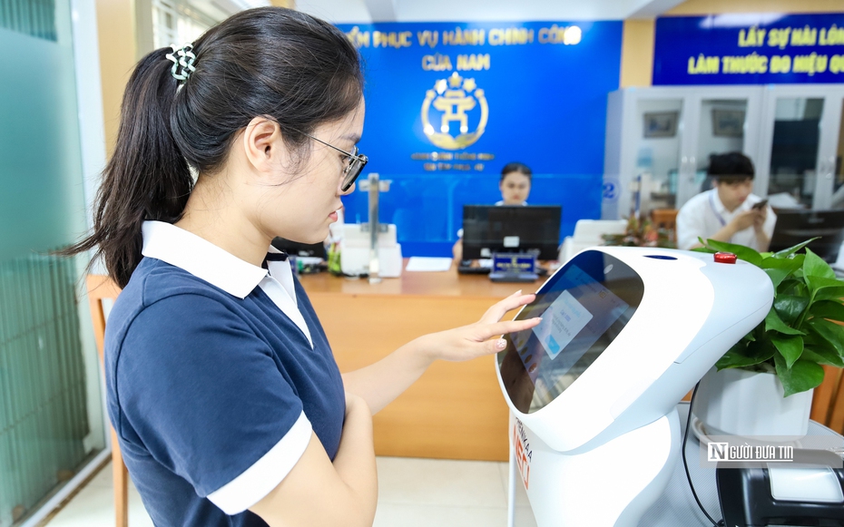 Hà Nội: Thủ tục hành chính công gọn gàng, số hóa, thân thiện nhờ robot AI