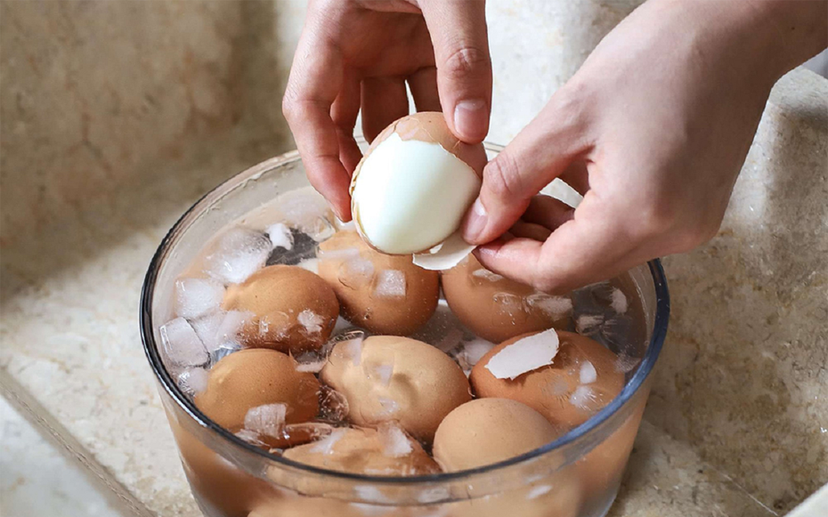 Luộc trứng nhớ cho thêm thứ này, vừa ngon lại tự róc vỏ "chuẩn" nhà hàng