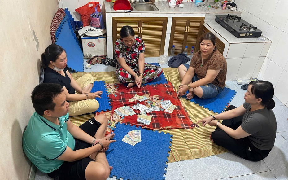 Phát hiện hành vi bất chính của 4 người phụ nữ và gã trai tại khu vực nhà bếp