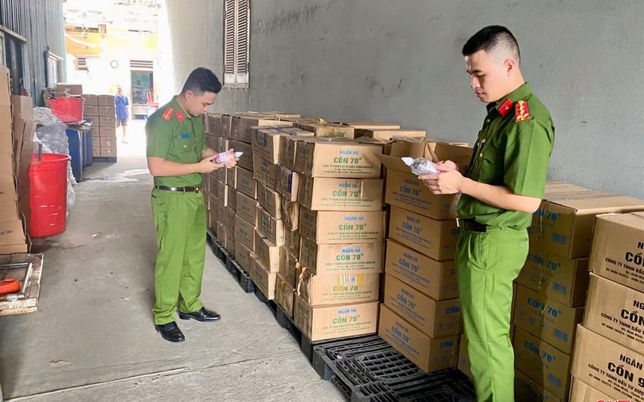 Phát hiện 2 công ty sản xuất, buôn bán cồn y tế giả quy mô lớn