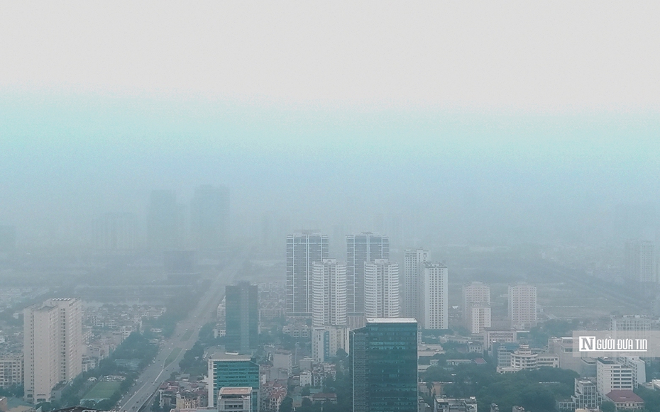 Giữa trưa, bầu trời Hà Nội vẫn mù mịt vì ô nhiễm