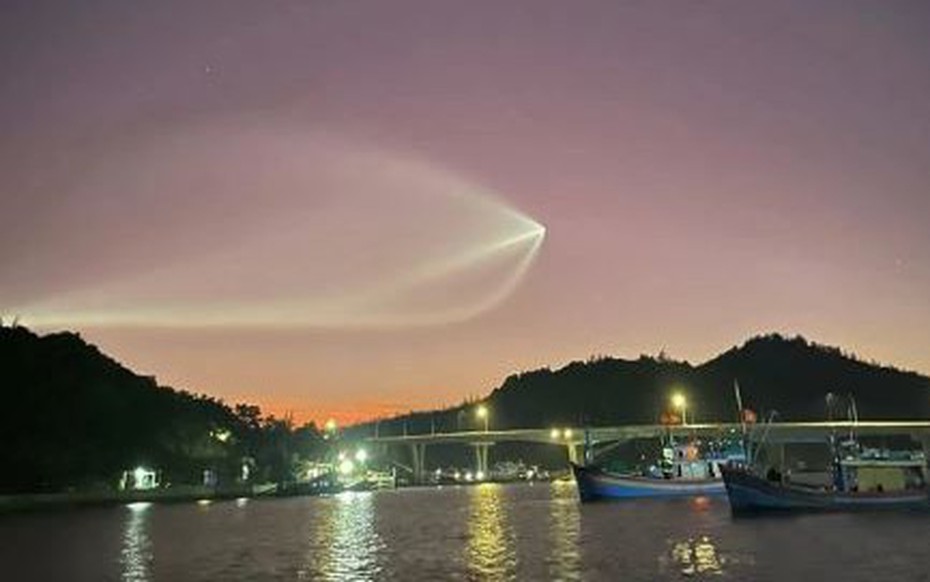 "Vệt sáng lạ" xuất hiện trên bầu trời Đà Nẵng, Quảng Ngãi sáng nay là hiện tượng gì?