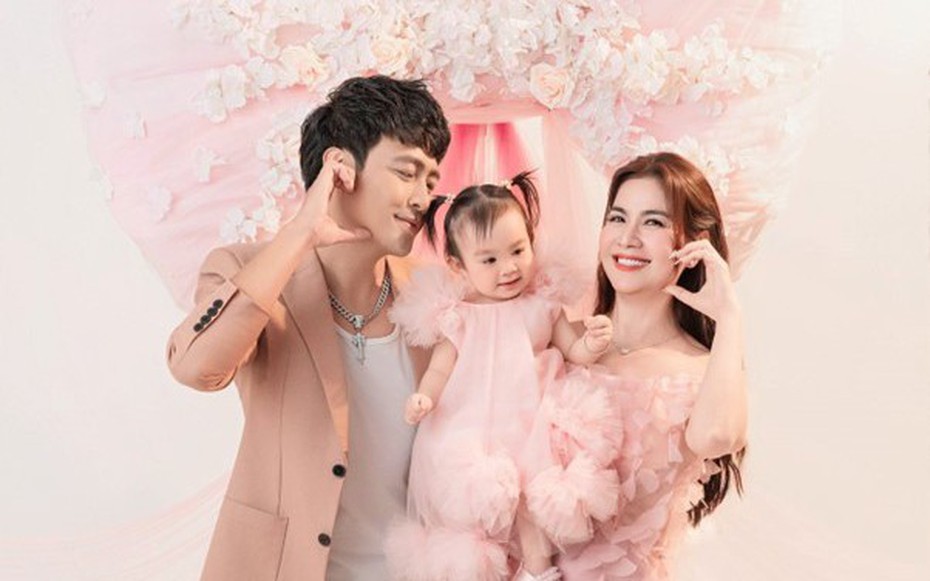 Cặp đôi diễn viên nổi tiếng Vbiz: Chờ 8 năm để được ẵm bồng con đầu lòng, hạnh phúc hơn khi được làm bố mẹ