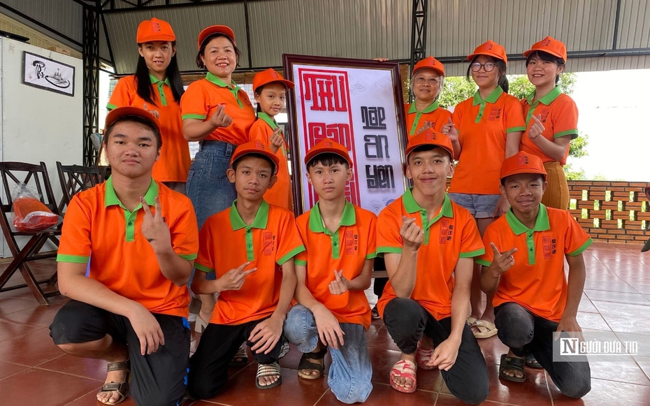 Lớp học đặc biệt ở Gia Lai: Viết bằng ánh mắt, vẽ bằng trái tim