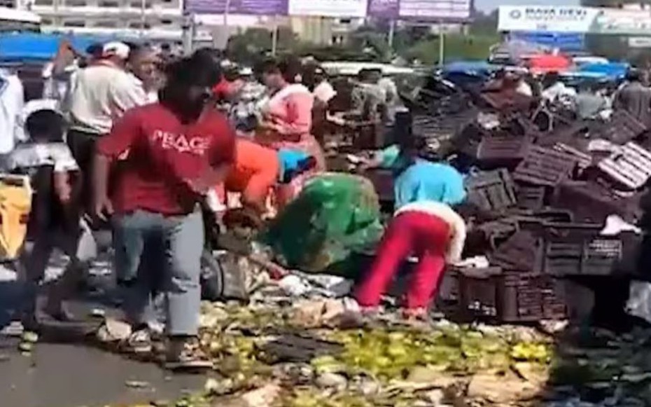 Xe tải chở xoài bị lật, người dân đổ xô "hôi của"