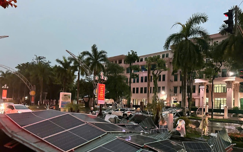 Gió giật khủng khiếp, mái tôn bay ra đường đè trúng nhiều ô tô ở Thanh Hóa