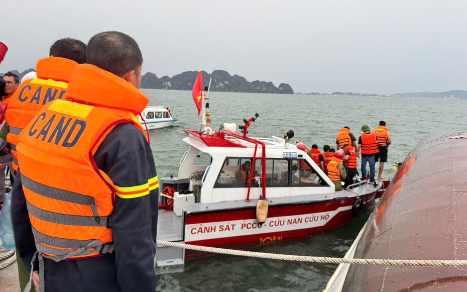 Thủ tướng yêu cầu khẩn trương tìm kiếm cứu nạn, khắc phục hậu quả vụ lật tàu Quảng Ninh