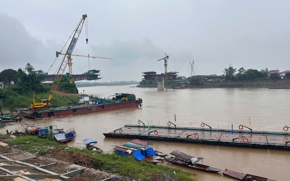 Tạm dừng vận hành phà quân sự qua khu vực cầu Phong Châu