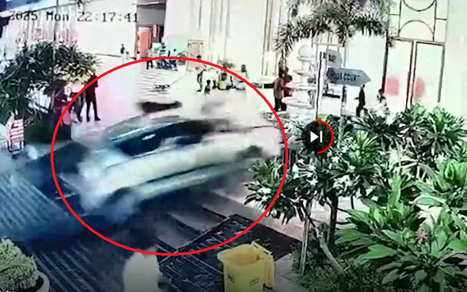 Ô tô lao vào khách sạn hất tung khách ngồi ở sảnh, 4 thương vong