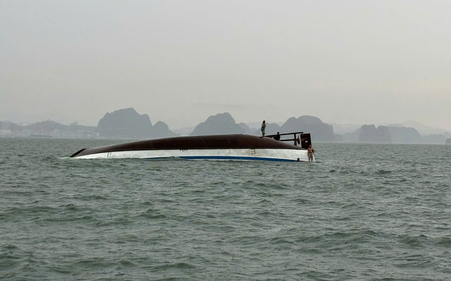 Vụ đắm tàu trên vịnh Hạ Long: Lênh đênh bám vào chiếc ghế trên biển 3 giờ và được tàu đánh cá cứu